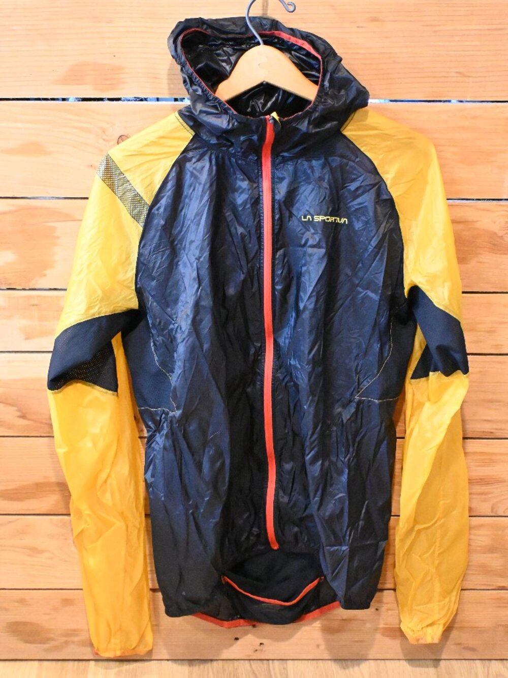 La Sportiva Ultra Lightweight Blizzard Windbreaker Jacket in Black and Yellow XL